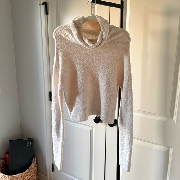 Free People Cropped Cowl Neck Sweater Small Cream Cozy Boucle Pullover - Picture 3 of 4